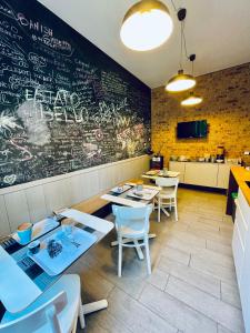 波坦察Il Covo degli Arditi B&B的餐厅设有桌椅和黑板墙