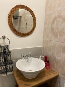利加特内Pērles的浴室设有水槽和墙上的镜子