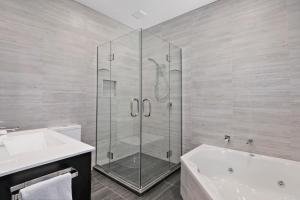 默奇森Grand Suites Murchison的带淋浴、浴缸和盥洗盆的浴室