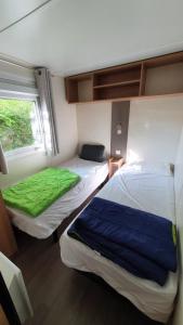 3 chambres mimizan gastes biscarrosse camping siblu客房内的一张或多张床位