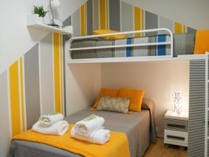 艾丝黛拉APARTAMENTOS ARGIA 2的一间小卧室,配有双层床和毛巾