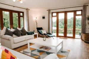 Cleobury MortimerHolly Cottage, 2 bed house, sleeps 6的客厅配有沙发和桌子