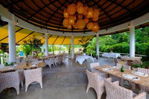 班佩Barong Resort的一间带桌椅和吊灯的餐厅