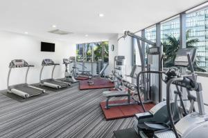 Meriton Suites Herschel Street, Brisbane的健身中心和/或健身设施