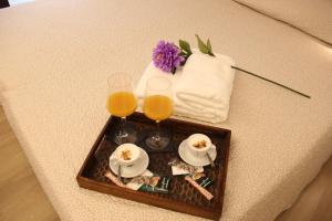 阿尔卡拉德荷那利斯FP HOTELs的盘子,盘子上放着两杯橙汁和一盘食物