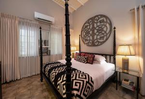 科伦坡55TG精品套房旅馆的一间卧室配有一张带黑白色床罩的床。