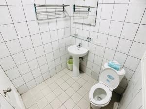 新竹懒骨头的白色的浴室设有卫生间和水槽。