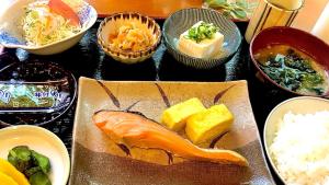 大阪新大阪酒店的餐桌上放着食物和碗