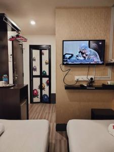 Juru7 Hotel的墙上配有平面电视的房间