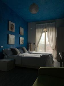 罗马Stileroma的蓝色的卧室设有一张大床和一个窗户