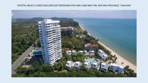 罗勇Rayong Seaview Condo 230 sqm condo, 2 bedroom的海滩旁一座建筑的空中景观