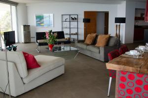 罗勇Rayong Seaview Condo 230 sqm condo, 2 bedroom的客厅配有两张沙发和一张桌子