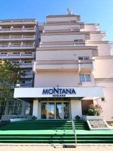 科瓦斯纳Hotel Montana - Covasna的一座带蒙塔纳酒店标志的建筑