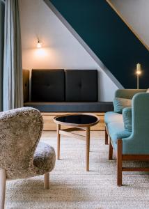 巴塞尔Feldberg Atelier - Courtyard Maisonette的客厅配有两把椅子、一张桌子和一张沙发