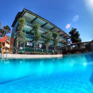 卢塞纳Lucena Fresh Air Hotel的一座建筑前面设有游泳池