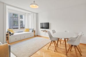 卢塞恩Modern & Central Apartments的客厅配有桌椅和沙发