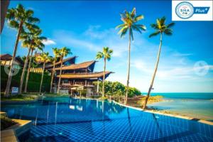 查汶Nora Buri Resort & Spa - SHA Extra Plus的棕榈树海滩旁的游泳池