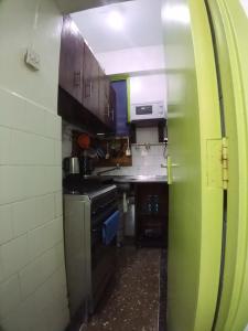 蒙巴萨SAFI Apartment的一间带水槽和炉灶的小厨房