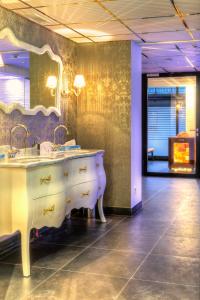 蒂罗尔-泽费尔德Alpenlove - Adult SPA Hotel的一间带两个盥洗盆和大镜子的浴室