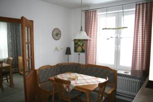 EggebekFerienhaus Frey的客厅配有沙发和桌子