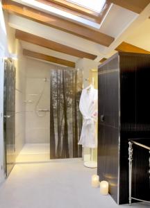 普韦布拉桑纳比亚特莱科萨斯酒店的一间设有淋浴的房间,在曼尼奎因上穿白色衬衫