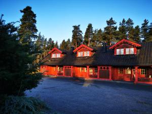 伯First Camp Bø - Telemark的一座大型木制房子,有很多窗户