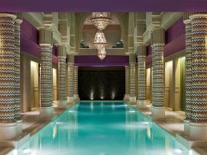 阿斯旺老卡塔拉特索菲特尔传奇酒店的一座有柱子的建筑中的游泳池