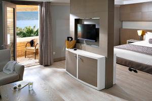 博德鲁姆TUI MAGIC LIFE Bodrum - Adults Only的酒店客房,配有床和电视