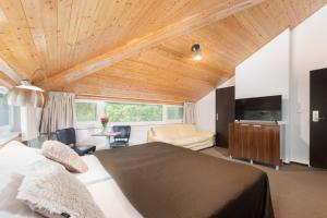布尔诺乌素兰卡酒店的一间卧室设有一张带木制天花板的大床