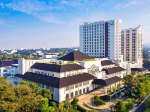 万隆ibis Styles Bandung Grand Central的城市中一座大建筑的空中景观