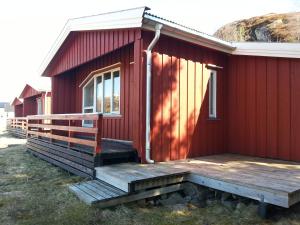 卡伯尔沃格Sandvika Camping的红色的房子,设有门廊和楼梯