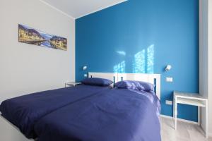 米兰DADA 2bd App - nuovo in CENTRO zona Navigli的蓝色的卧室,配有床和蓝色的墙壁