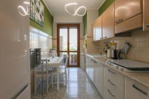 DADA 2bd App - nuovo in CENTRO zona Navigli的厨房或小厨房
