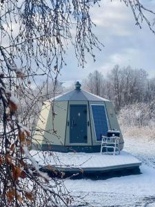 MelenNorth Experience Basecamp的雪地圆顶帐篷 - 带椅子