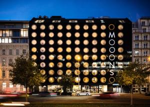 维也纳MOOONS Vienna的一座大建筑,上面有一堆球