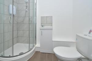 EtruriaTownhouse @ 24 Brunswick Place Stoke的带淋浴、卫生间和盥洗盆的浴室