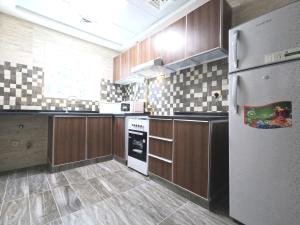 Barsha Star Residence - Home Stay的厨房或小厨房