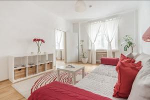 维也纳Apartment France | Operastreet的客厅配有红色的沙发和桌子
