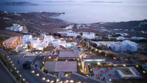 法纳里Collini Suites & Villas Mykonos的夜晚城市的空中景观,灯光