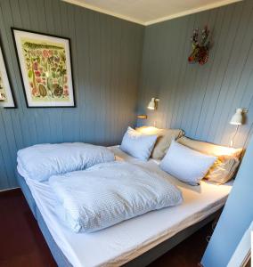 雷讷Most photographed house in Reine的床上有2个白色枕头