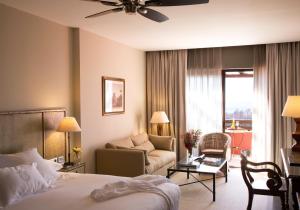 菲内斯特拉特亚洲花园酒店及泰国水疗中心 - 皇家隐居酒店的酒店客房设有床和客厅。