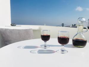 菲罗斯特法尼佛蒂尼别墅酒店的桌子上放两杯红葡萄酒
