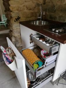 阿普里卡莱CASA LUCERTOLA的厨房配有水槽和台面