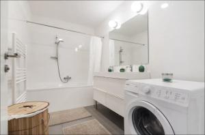 维也纳Operastreet City Center Apartment Brasil的一间白色洗衣房,内配洗衣机