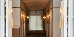 京都Tassel Inn Kyoto Kawaramachi Nijo的大楼内带门灯的走廊