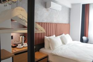 费特希耶Woynpoint Hotel&Cafe的配有一张床和一张书桌的酒店客房