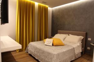 巴里B&B Villa Grace的一间卧室配有一张黄色窗帘的床
