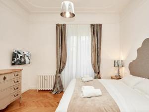 米兰Vallazze Luxury的一间卧室配有一张床,上面有两条毛巾