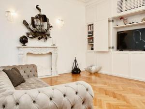 米兰Vallazze Luxury的带沙发和电视的白色客厅