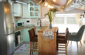 特伦普Greta, apartament cèntric i amb encant的厨房配有桌椅和冰箱。